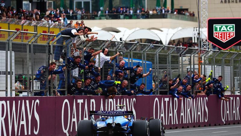 Carlos Sainz, gest de milioane pentru o fetiță. Cum a reacționat micuța când a văzut că pilotul și-a ținut promisiunea în Baku