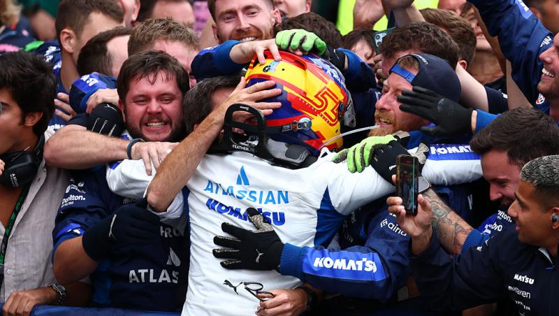 Carlos Sainz, gest de milioane pentru o fetiță. Cum a reacționat micuța când a văzut că pilotul și-a ținut promisiunea în Baku