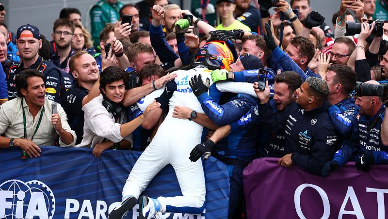 Carlos Sainz, gest de milioane pentru o fetiță. Cum a reacționat micuța când a văzut că pilotul și-a ținut promisiunea în Baku