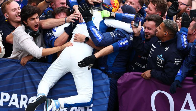 Carlos Sainz, gest de milioane pentru o fetiță. Cum a reacționat micuța când a văzut că pilotul și-a ținut promisiunea în Baku