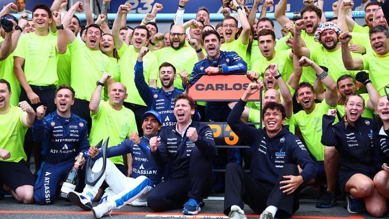 Carlos Sainz, gest de milioane pentru o fetiță. Cum a reacționat micuța când a văzut că pilotul și-a ținut promisiunea în Baku