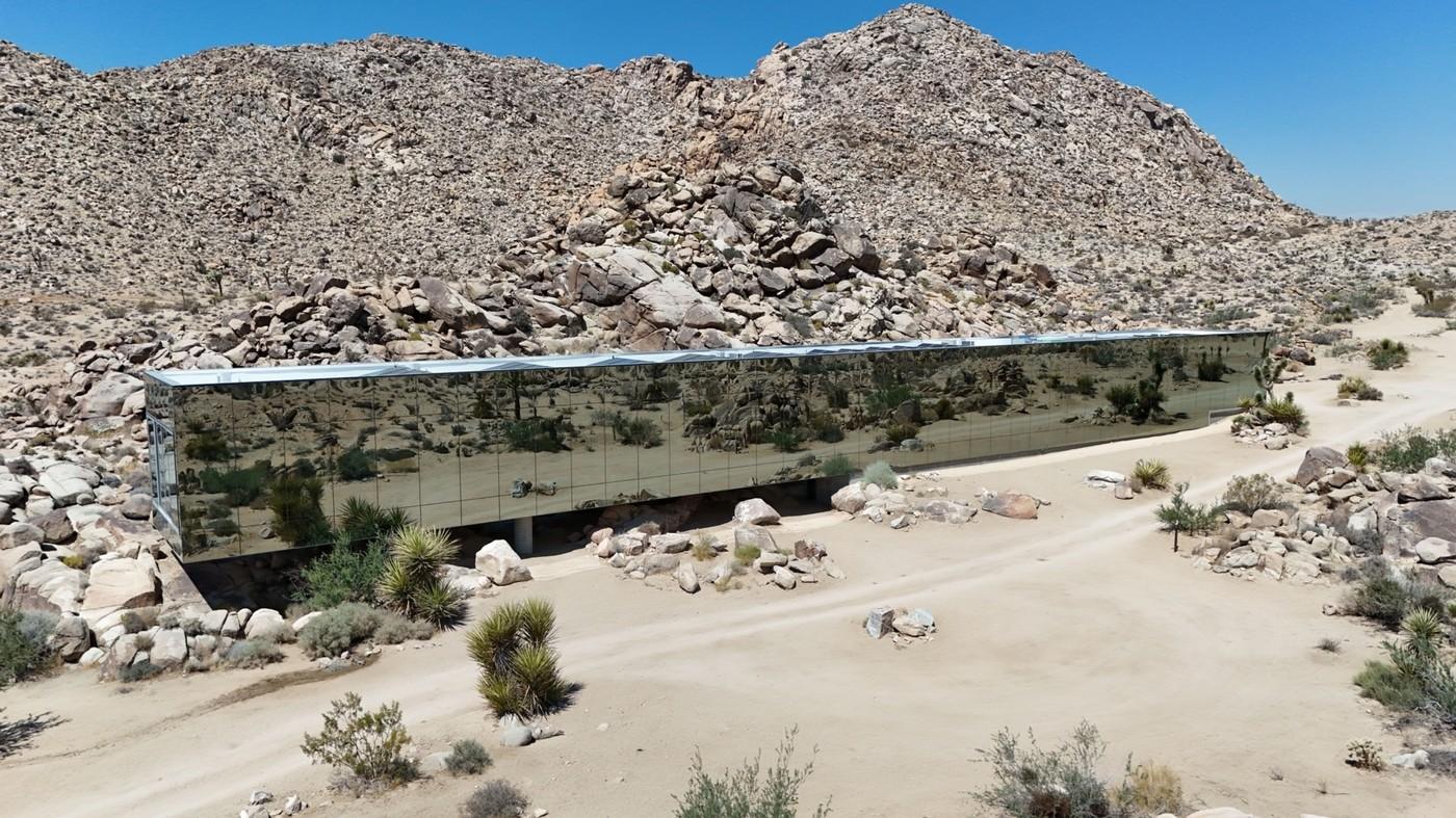 imagine cu casa invizibila din california