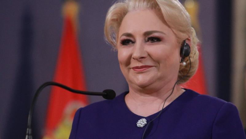 Viorica Dăncilă îmbrăcată într-o ținută bleumarin, vorbind la microfon