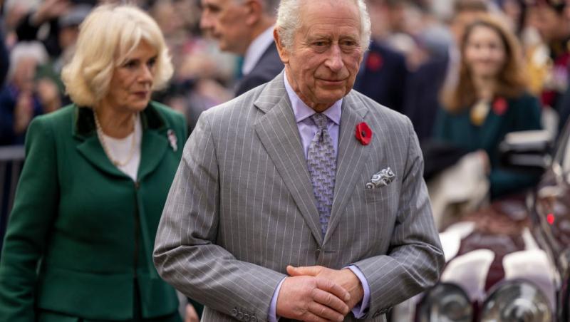 Regele Charles alături de Regina Camilla, participând la un eveniment
