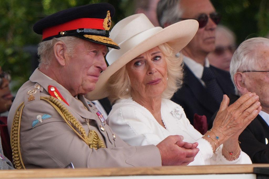 Regele Charles alături de Regina Camilla, participând la un eveniment