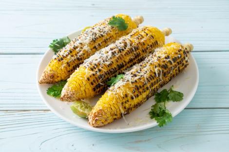 Cum prepari porumb copt la cuptor. Ce să-i mai adaugi pentru a ieși super gustos