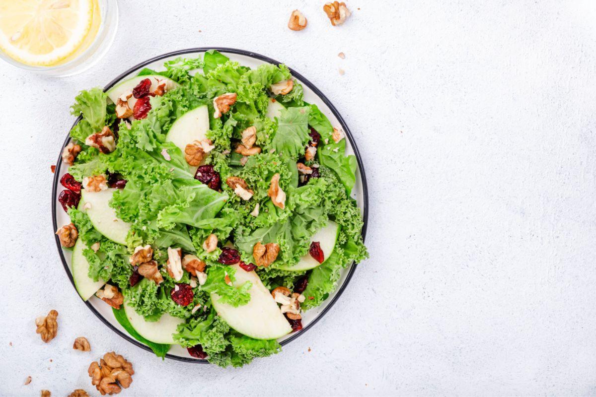 Salata de varză Kale cu nuci. Rețeta rapidă și delicioasă pe care trebuie să o &icirc;ncerci