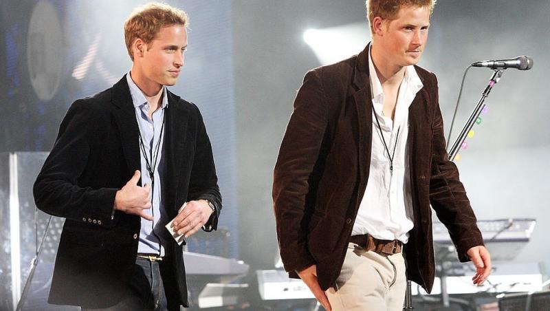 Prințul Harry și Prințul William îmbrăcați cu sacouri negre, în tinerețe