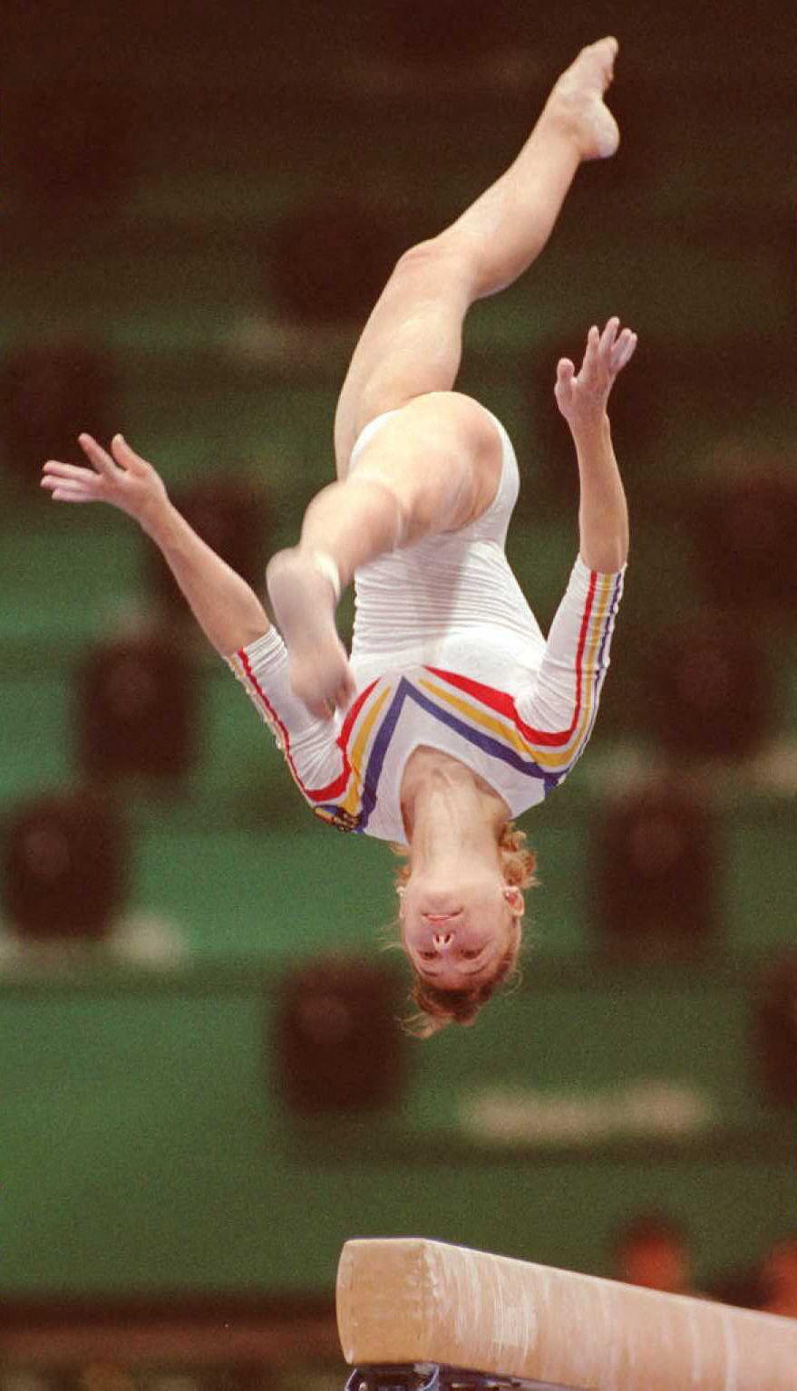 Lavinia Miloșovici executând un exercițiu de gimnastică