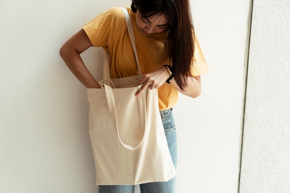 O femeie și-a ales un cadou din punga cumpărată de socru de la un magazin second hand. Peste ce „comoară” a dat