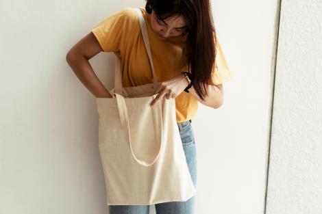 O femeie și-a ales un cadou din punga cumpărată de socru de la un magazin second hand. Peste ce „comoară” a dat