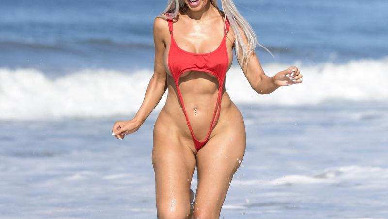 Fotomodelul Farrah Abraham a făcut furori la plajă! Costum de baie imposibil de minuscul, care a lăsat totul la vedere