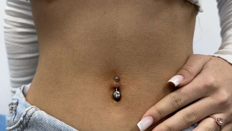 O fată cu un piercing în buric