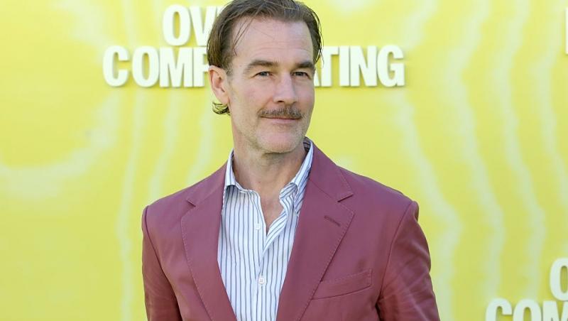 James Van Der Beek îmbrăcat cu un sacou vișiniu