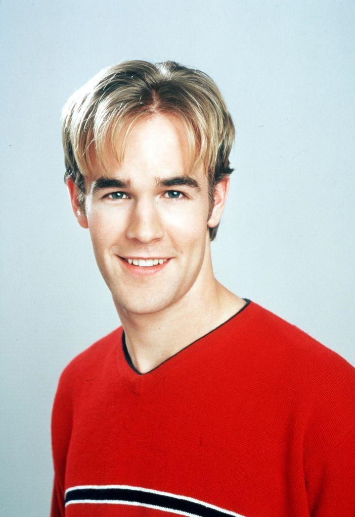 James Van Der Beek în tinerețe, îmbrăcat cu o bluză roșie