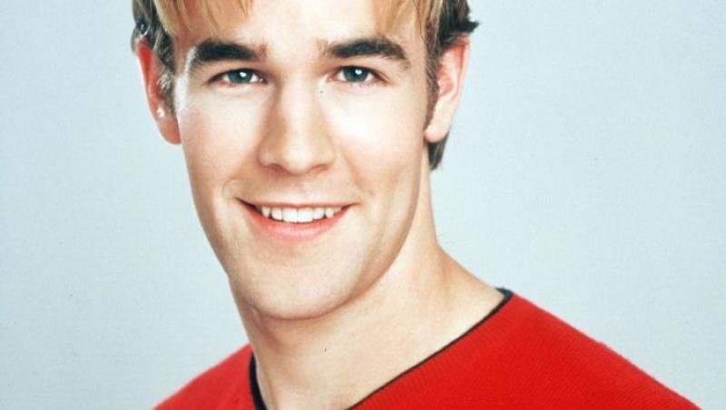 James Van Der Beek în tinerețe, îmbrăcat cu o bluză roșie