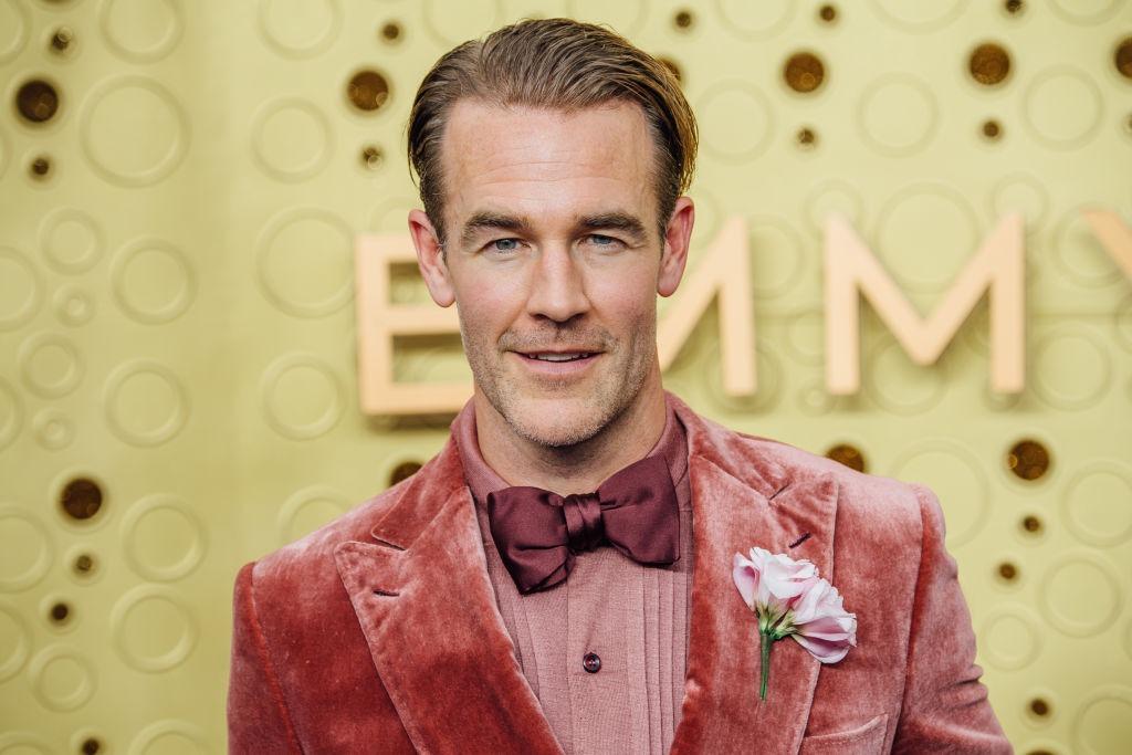 James Van Der Beek îmbrăcat cu un sacou vișiniu