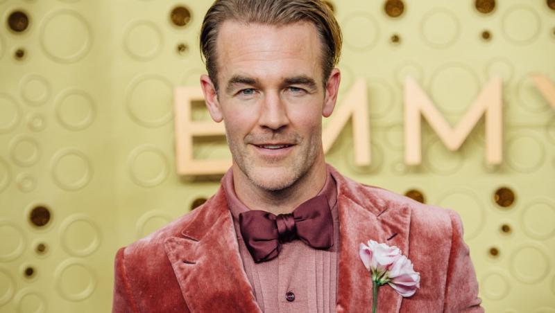 James Van Der Beek îmbrăcat cu un sacou vișiniu