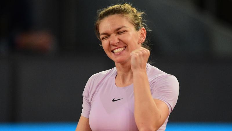 Simona Halep îmbrăcată cu un tricou mov, jucând tenis