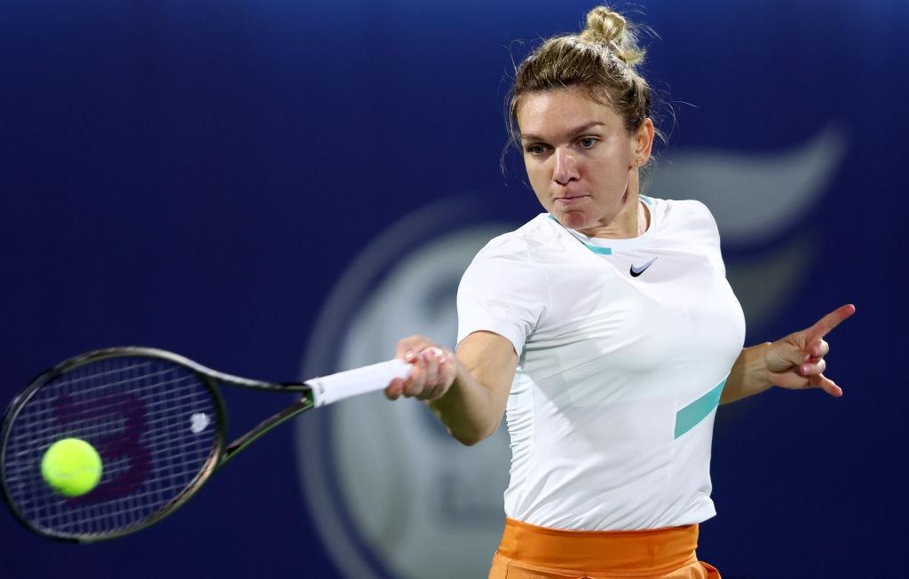 Simona Halep îmbrăcată sport, în timpul unui meci de tenis