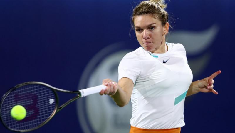 Simona Halep îmbrăcată sport, în timpul unui meci de tenis