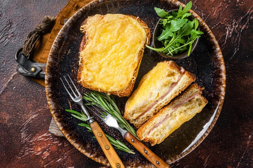 Ce este Croque Monsieur. Rețeta pentru unul din cele mai celebre sandviciuri din lume