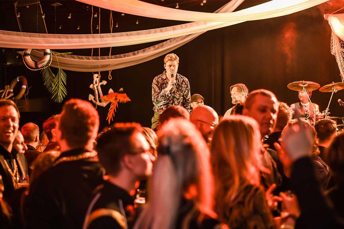 (P) Cum poate muzica live să transforme complet un eveniment?