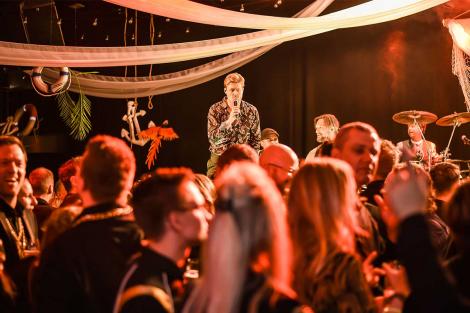 (P) Cum poate muzica live să transforme complet un eveniment?