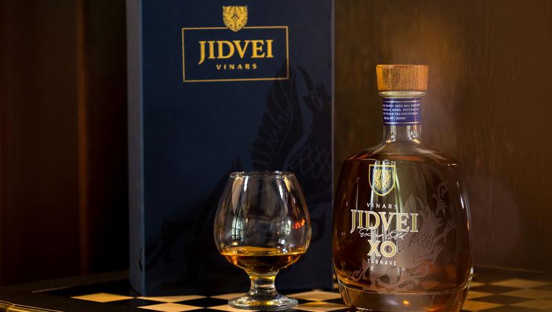 O poză cu un vin Jidvei și un pahar de vin