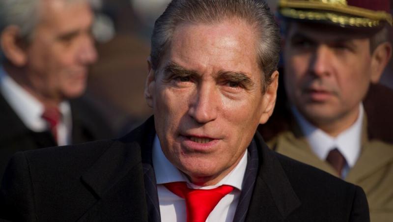 Ce mașină conduce Petre Roman la 79 de ani. Cum a fost surprins alături de Silvia Chifiriuc pe străzile din Capitală