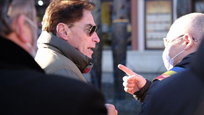 Ce mașină conduce Petre Roman la 79 de ani. Cum a fost surprins alături de Silvia Chifiriuc pe străzile din Capitală