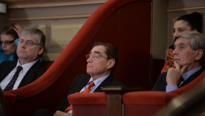 Ce mașină conduce Petre Roman la 79 de ani. Cum a fost surprins alături de Silvia Chifiriuc pe străzile din Capitală