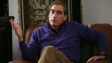 Ce mașină conduce Petre Roman la 79 de ani. Cum a fost surprins alături de Silvia Chifiriuc pe străzile din Capitală