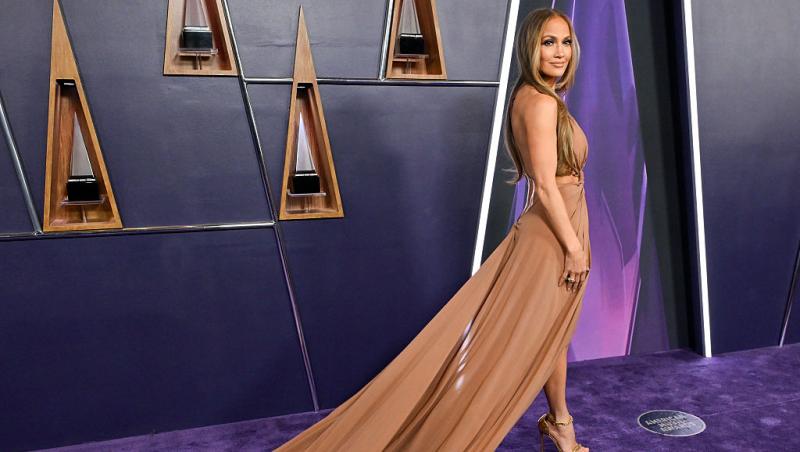 Chiar dacă nu îi vezi fața, sigur o recunoști dupa posterior. Cum a fost surprinsă într-o zi normală din viața ei