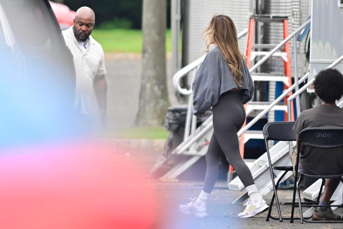 Chiar dacă nu îi vezi fața, sigur o recunoști dupa posterior. Cum a fost surprinsă într-o zi normală din viața ei