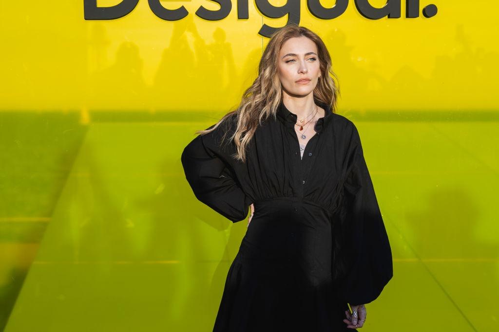 Paris Jackson îmbrăcată cu o rochie neagră lungă