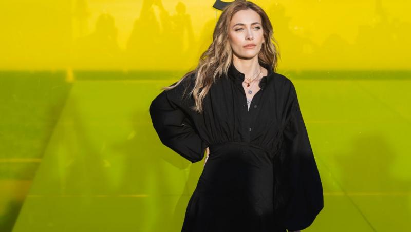 Paris Jackson îmbrăcată cu o rochie neagră lungă
