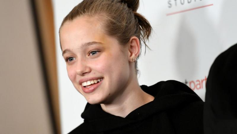 Shiloh Jolie îmbrăcată cu un hanorac negru