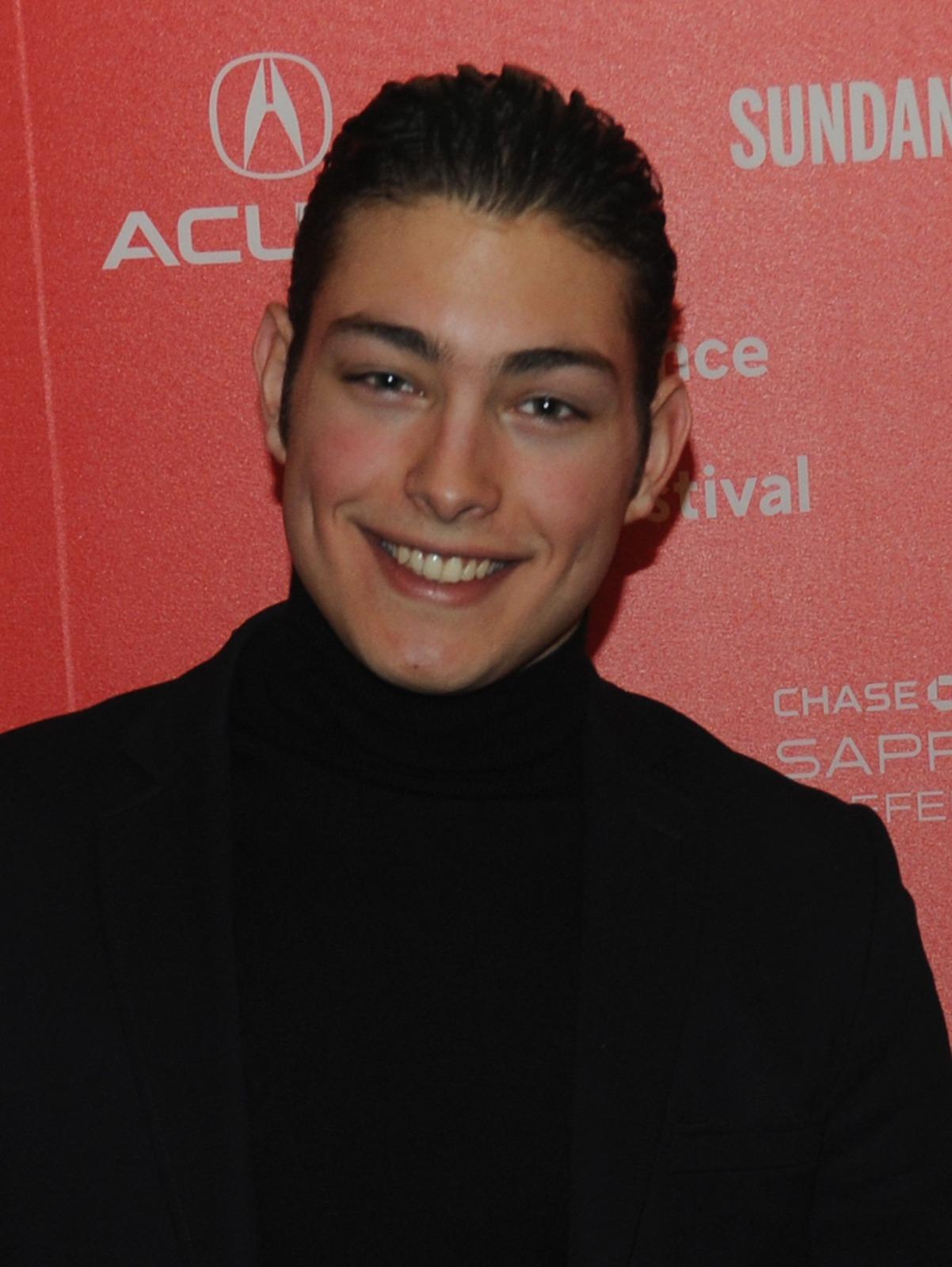 Toto Dumitrescu îmbrăcat cu o ținută neagră