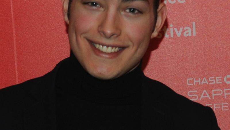 Toto Dumitrescu îmbrăcat cu o ținută neagră