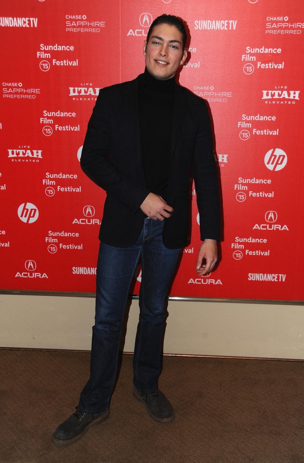 Toto Dumitrescu îmbrăcat cu o ținută neagră