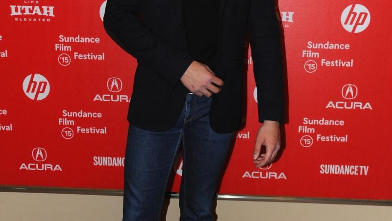 Toto Dumitrescu îmbrăcat cu o ținută neagră