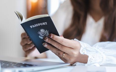 De ce nu trebuie să porți haine albe în poza de pașaport. Experții au dezvăluit motivul real