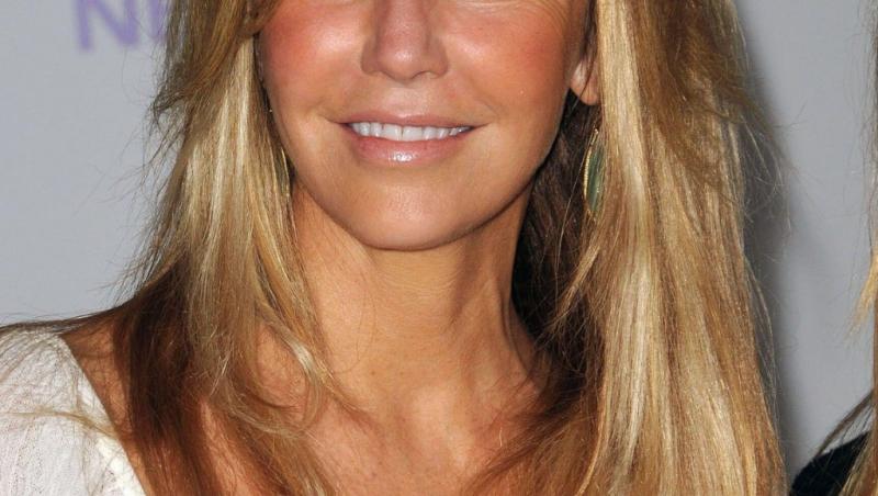 Heather Locklear îmbrăcată într-o ținută albă