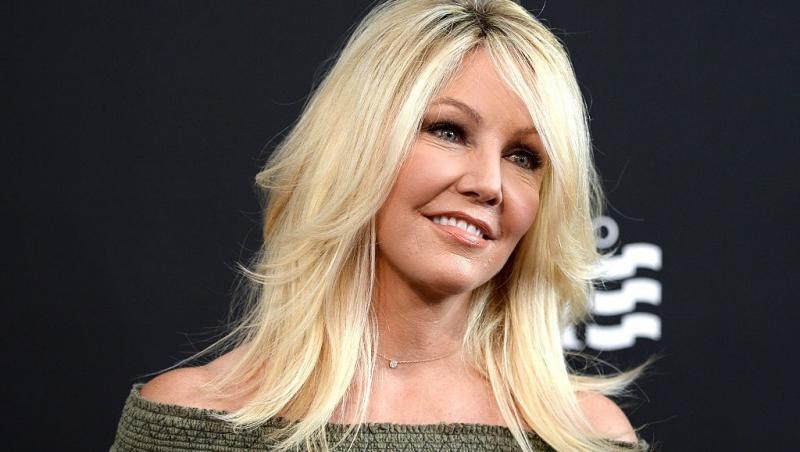 Heather Locklear îmbrăcată cu o bluză verde fără mâneci