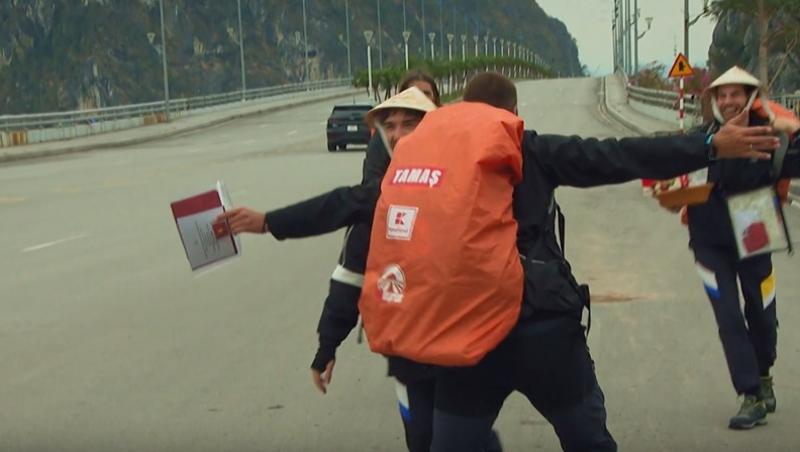 Asia Express sezonul 8, 28 septembrie 2025. Autostopul, o adevărată provocare în prima zi din Vietnam. La ce strategii au apelat
