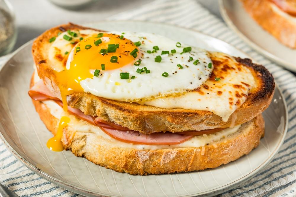 Ce este și cum se prepară Croque Madame, sandviciul cald care satisface instant foamea