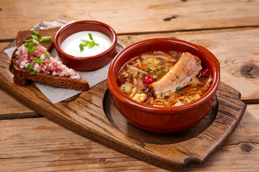 Ciorbă de varză acră cu afumătură, rețeta perfectă pentru toamna aceasta