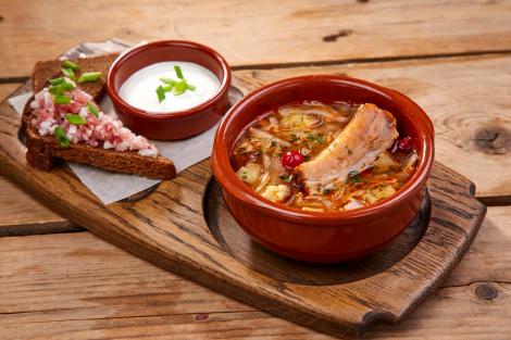Ciorbă de varză acră cu afumătură, rețeta perfectă pentru toamna aceasta