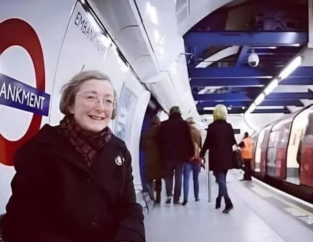 Poveste de iubire ca &icirc;n filme! Femeia care merge cu metroul la aceeași stație pentru a auzi vocea soțului ei care a murit &icirc;n 2007